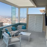 Terraza con una mesita blanca y asientos alrededor