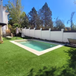 Jardín con piscina junto a un muro